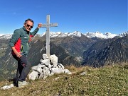 62 Alla croce di vetta del Pizzo Badine  (2044 m) vista panoramica verso le Orobie dell'alta Val Brembana